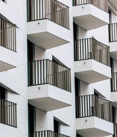 Powody, dla których warto zabudować balkon w bloku